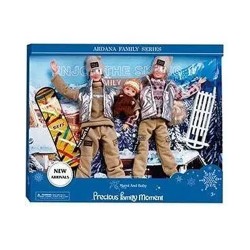 Pareja en la nieve y accesorios