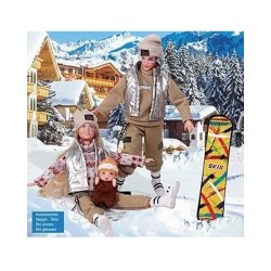 Pareja en la nieve y accesorios