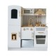 Cocina blanca y dorada en madera