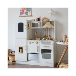 Cocina blanca y dorada en madera