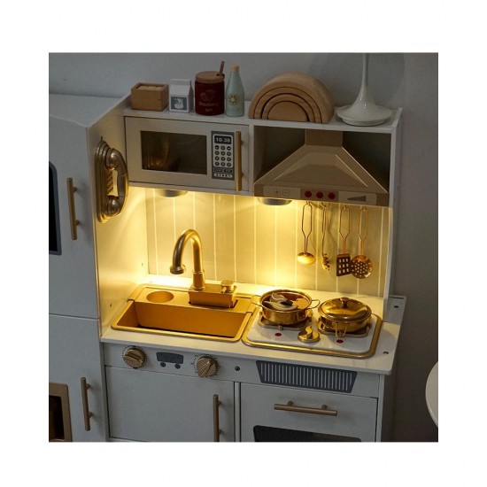 Cocina blanca y dorada en madera