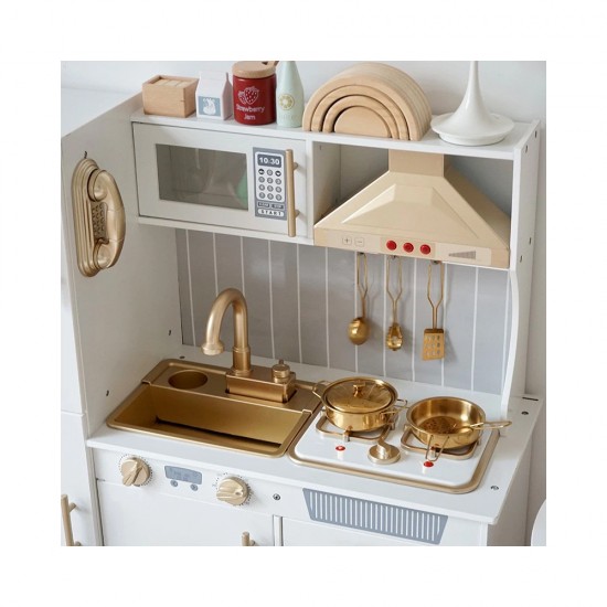 Cocina blanca y dorada en madera