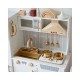 Cocina blanca y dorada en madera